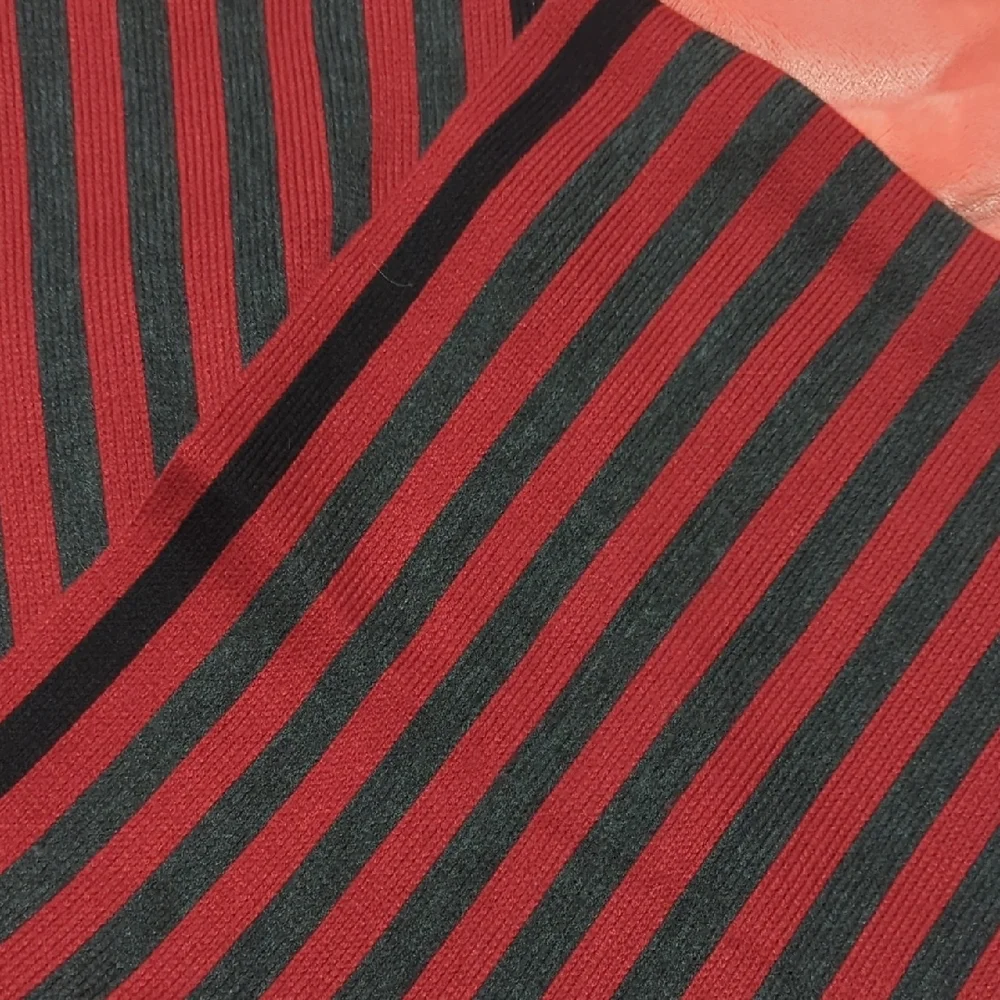 Roundtree & Yorke Striped Red and Black Scarf